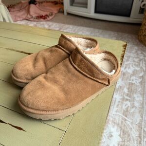 UGG Classic Slipper - Tan / Size: 10